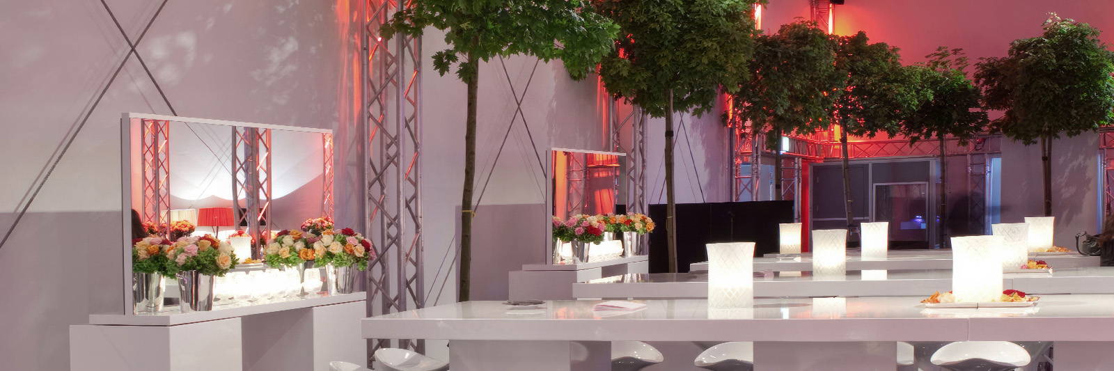 Grosser Event Spiegel mieten mit Stehtischen & Barhocker