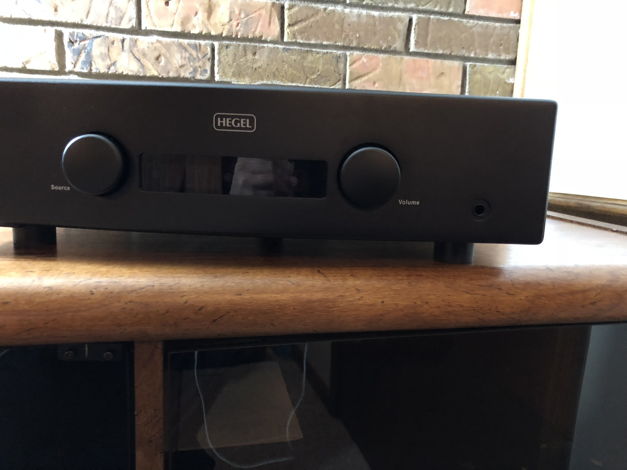 Hegel H-160 150wpc integrated amp with DAC 9/10