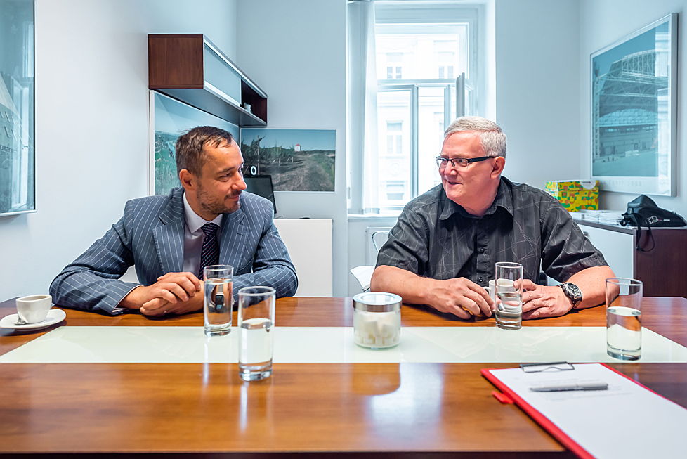  Prague
- Martin Holeček, Sales Consultant Residential and Commercial Investment (vlevo), Ing. Robert Špalek, předseda ČKAIT (vpravo)