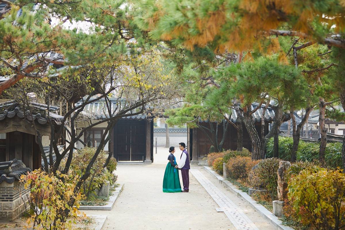 KOREAN COUPLE IN HANBOK