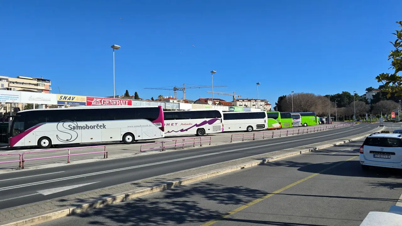 Bus Croatia, bus operators, airport and Island buses