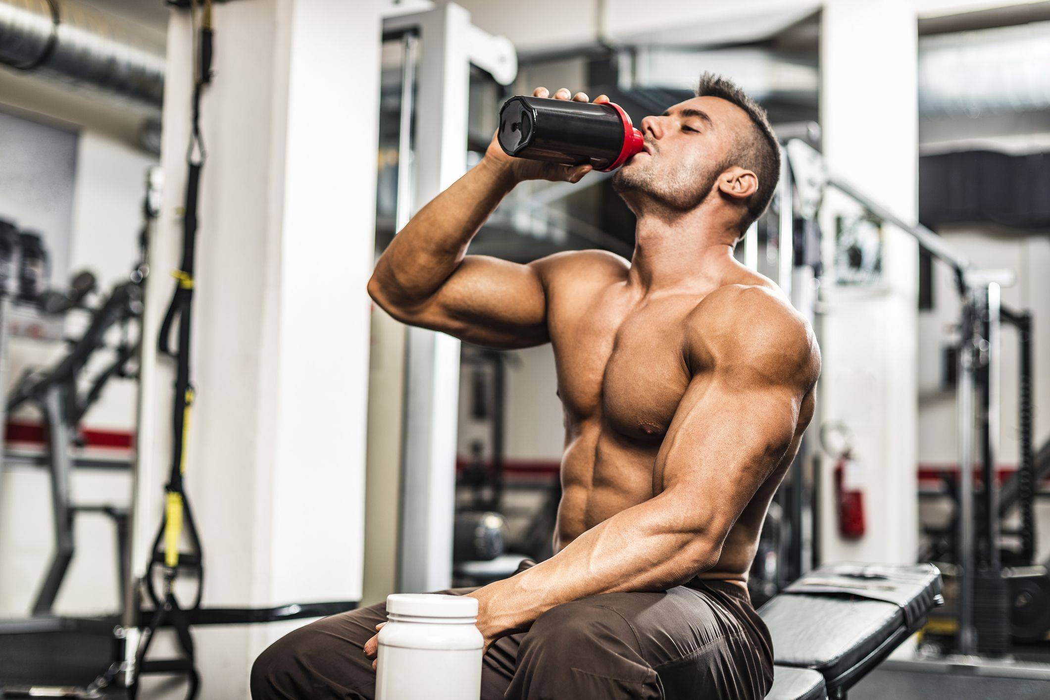Протеин пить лучше до или после тренировки. Спортивный мужчина. Спортсмены в тренажерном зале. Спортивное питание для тренировок. Спортивные парни.
