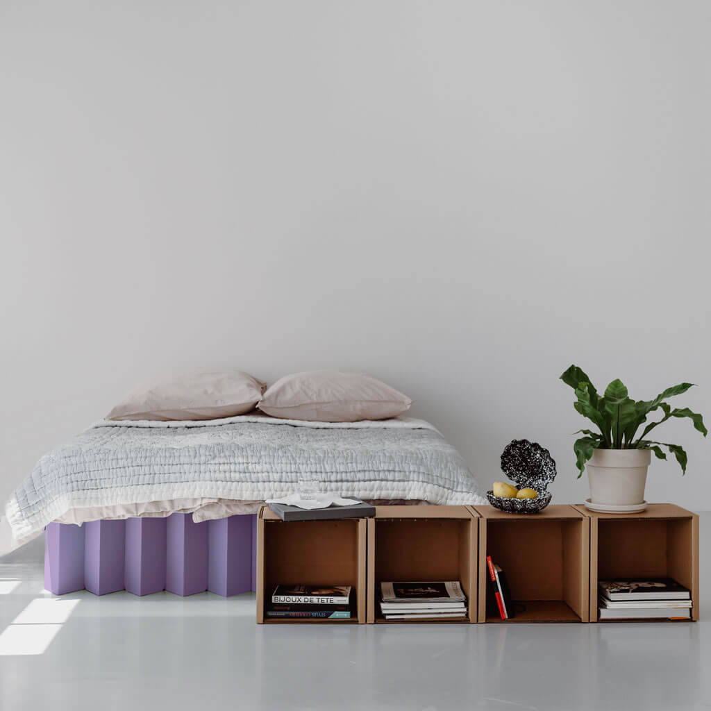 ROOM IN A BOX Co-Sleeping im grauen Familienbett aus Wellpappe 