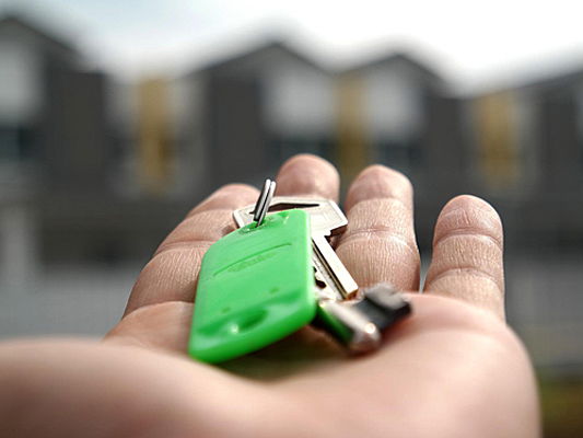  Bad Doberan
- Schlüsselübergabe bei der Wohnungsvermietung