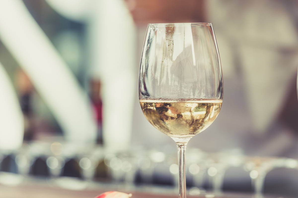 Verre de vin blanc pour neutraliser une tache de vin rouge