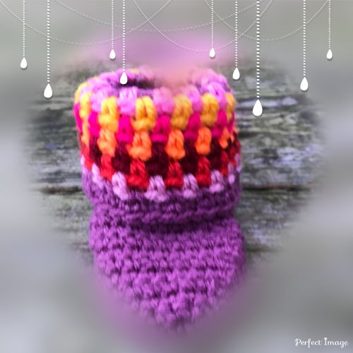 Combinação de luvas e chinelos com padrão de crochê colorido explosão