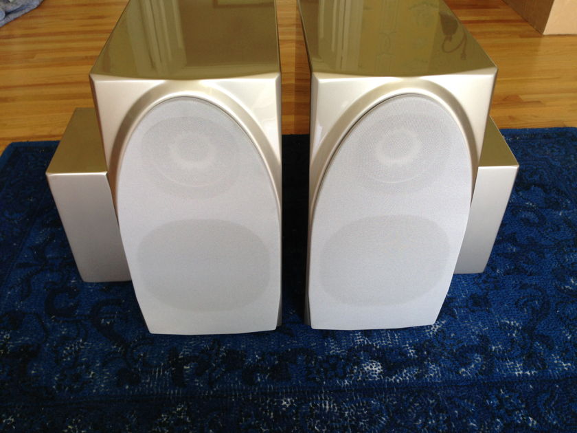 Wilson Audio Duette Reference Compact Speaker in Desert Silver