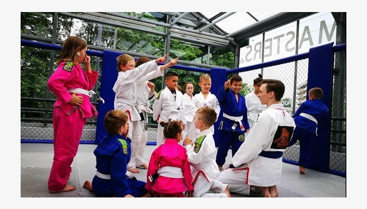 bodymasters titelbild kinder mit trainer