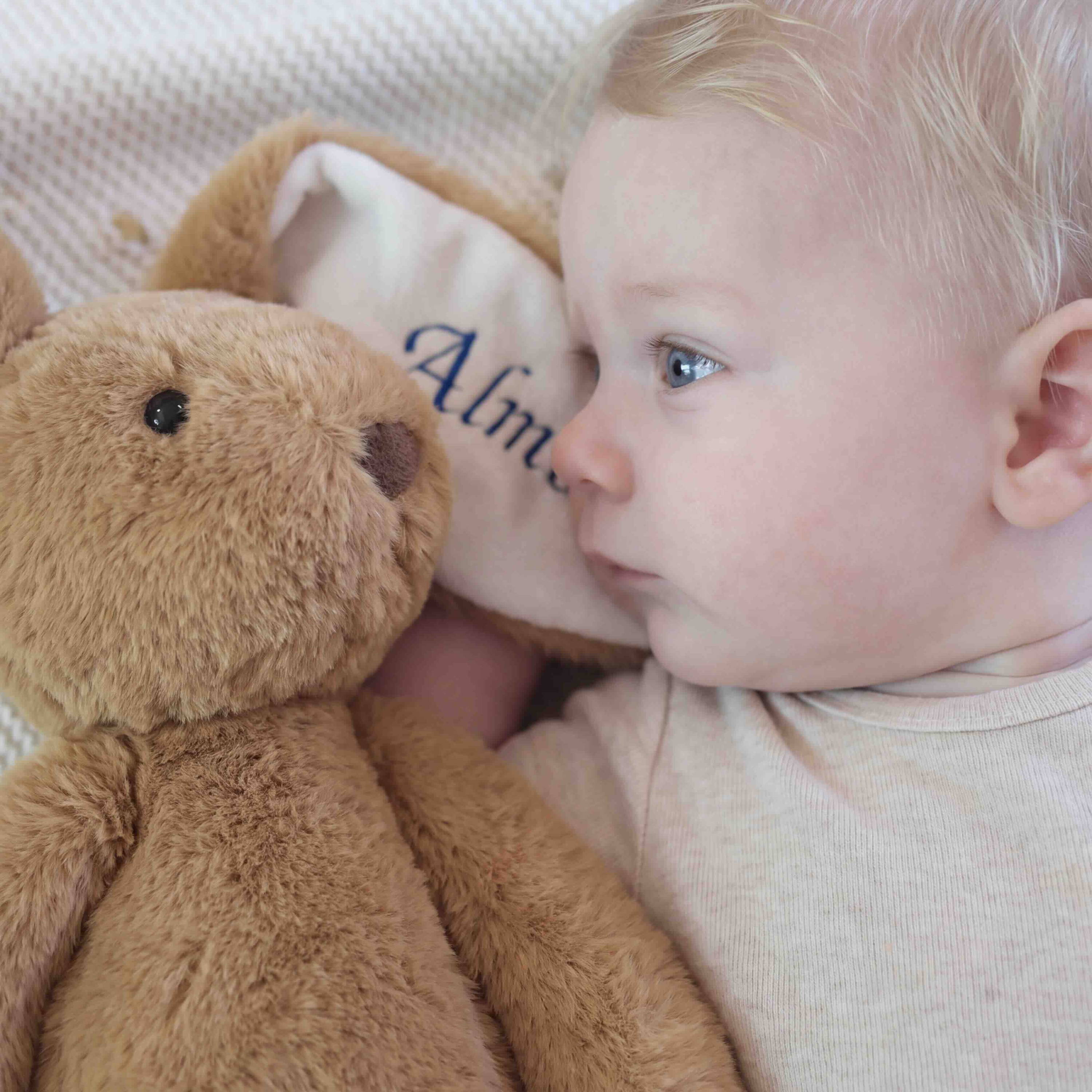 protège carnet de santé qualité bébé raffiné coeurs rouges pour bébé et enfant, en coton doux et bambou et respirant, certifié OEKO-TEX, idéal pour compléter une tenue d'enfant chic et confortable