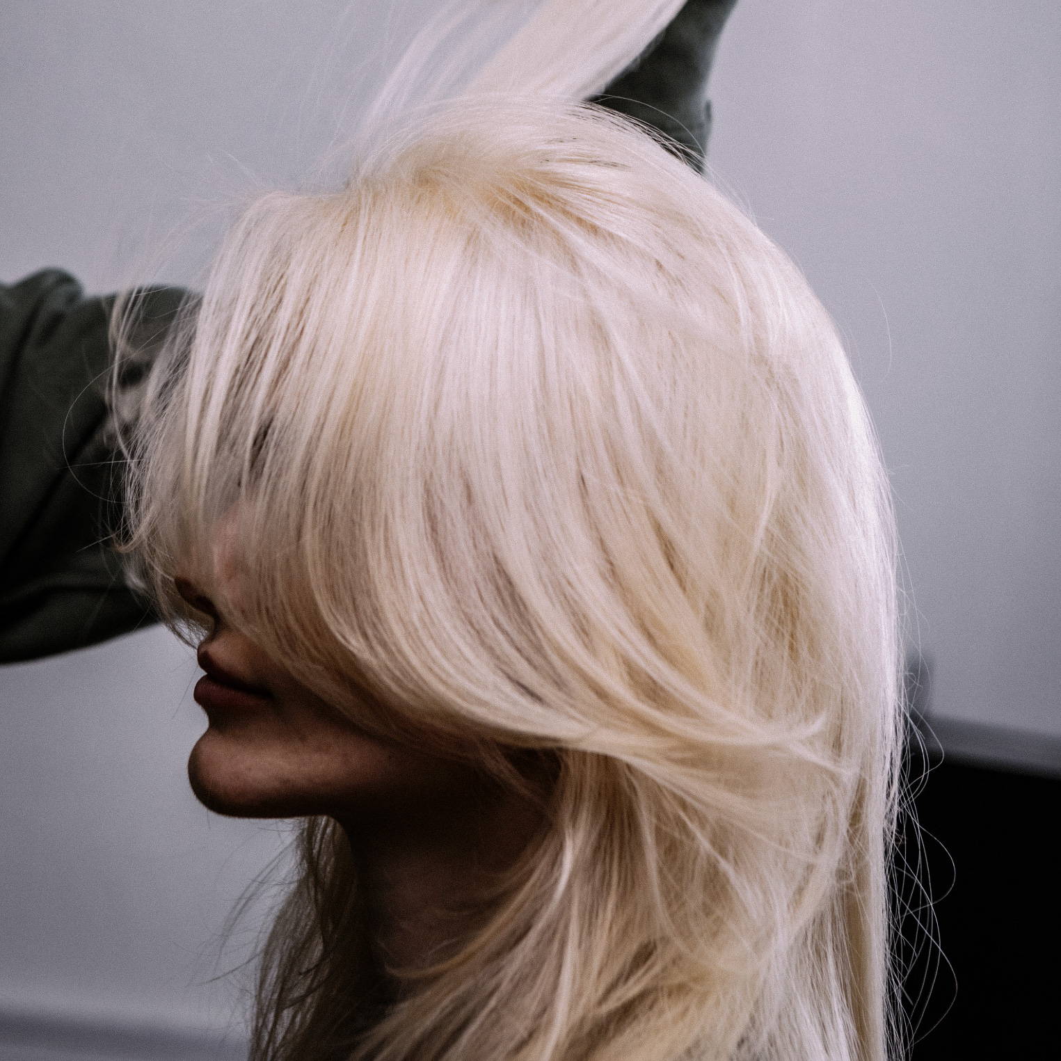 blonde woman with layered hush hairstyle