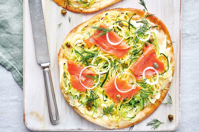 Pizza à la courgette et au saumon fumé sur pita