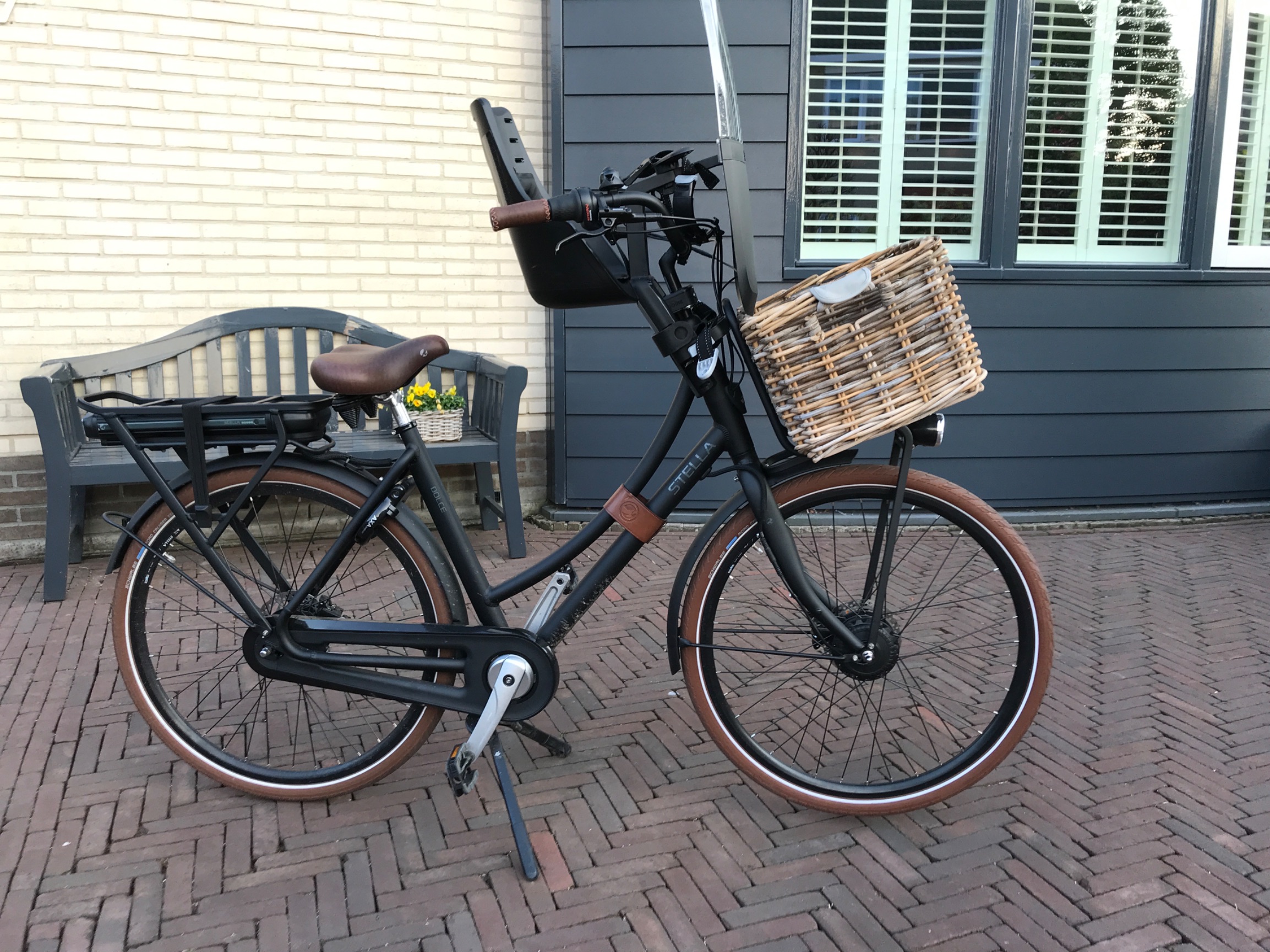dans Luidspreker Macadam Elektrische Stella fiets met mand en kinderzitje huren in | Peerby