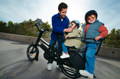 Père avec ses 2 enfants sur un vélo cargo longtail