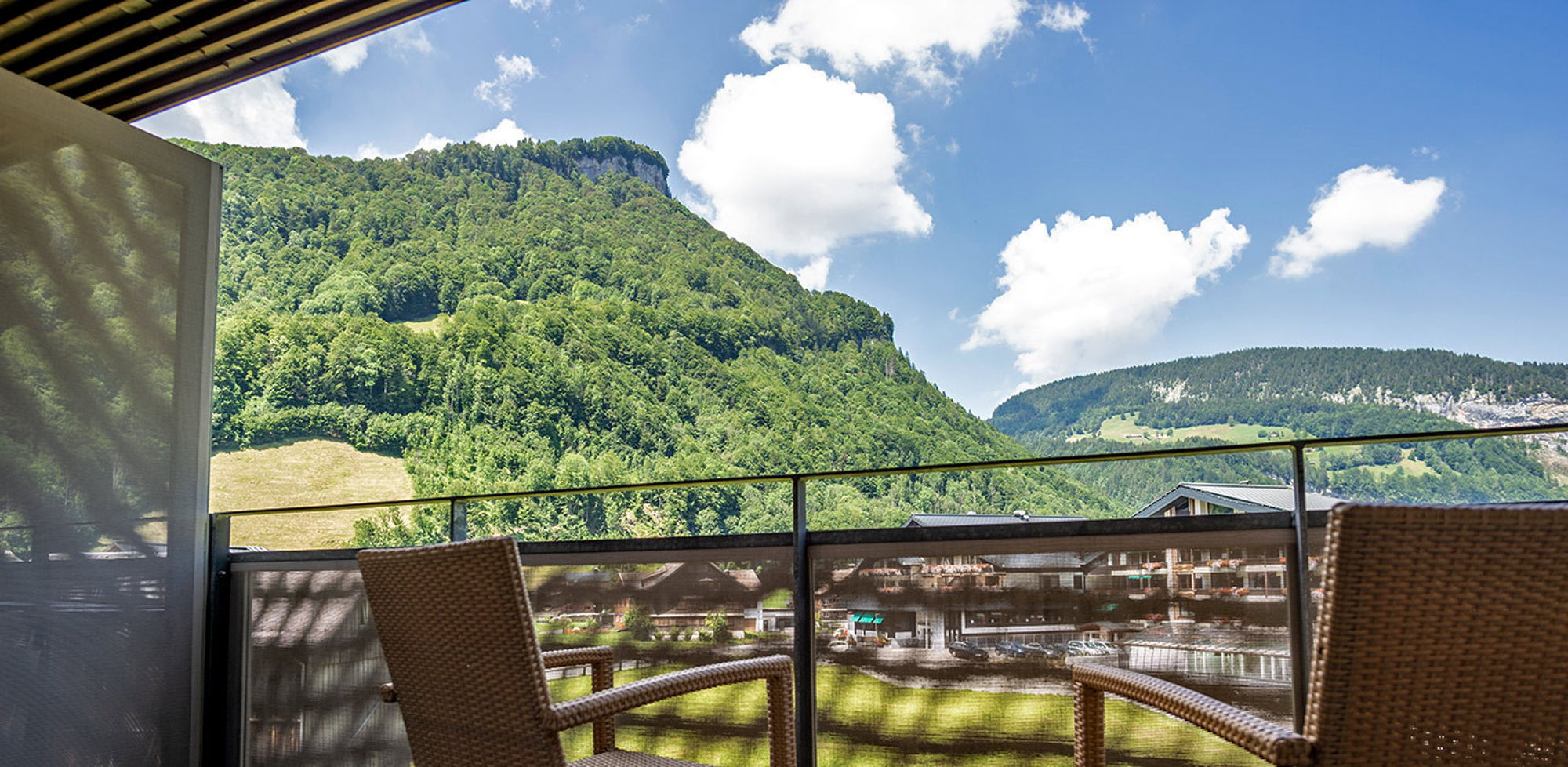 Balkon des Zimmers Hangspitze mit Blick auf die Berge im Bregenzerwald
