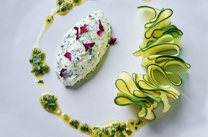 Mousse de fromage frais aux herbes et rubans de courgettes