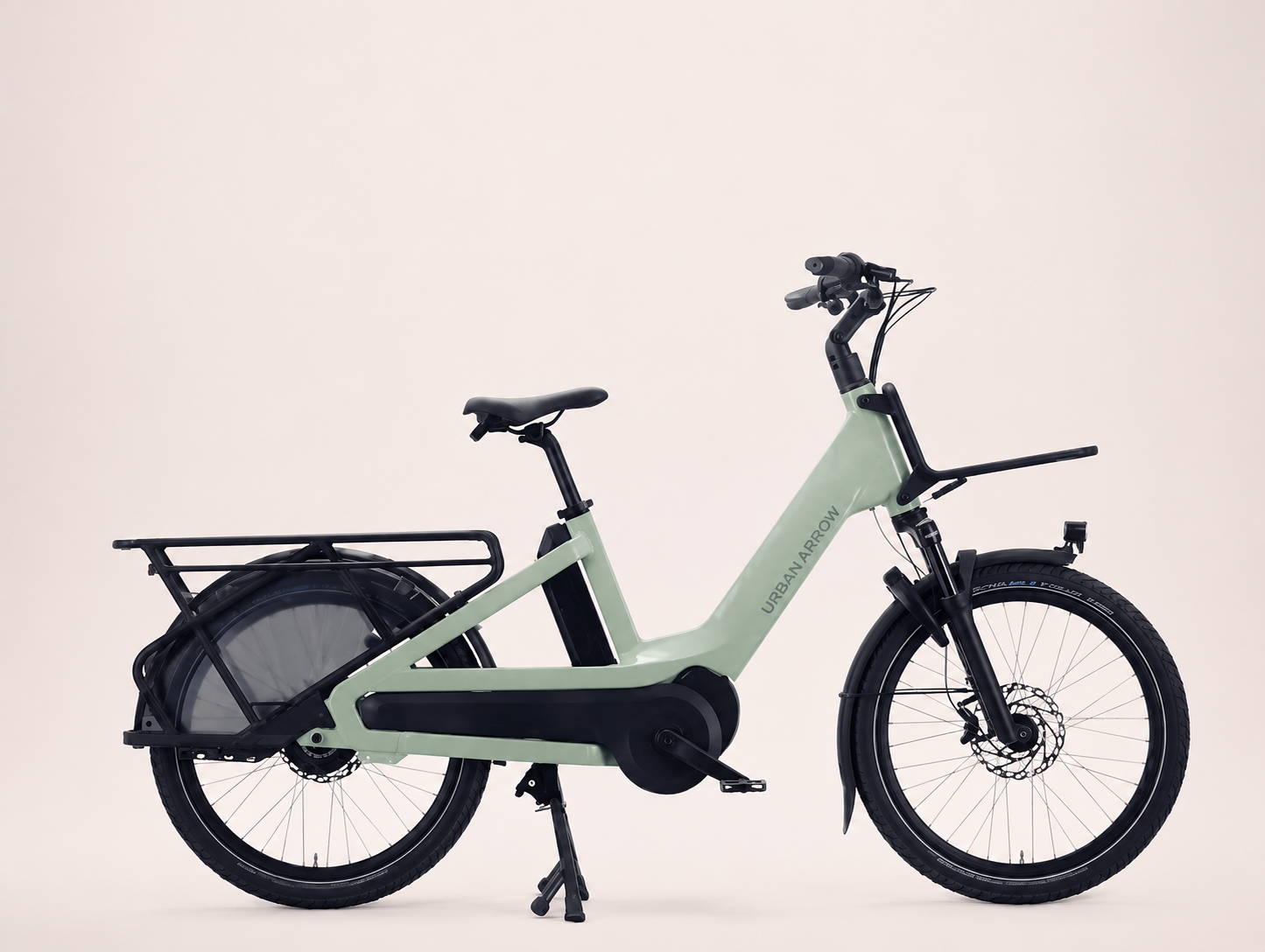 Lichtgroene Urban Arrow Breeze elektrische longtailfiets met lage instap, compacte bouw en ruimte voor kinderen, boodschappen en bagage.