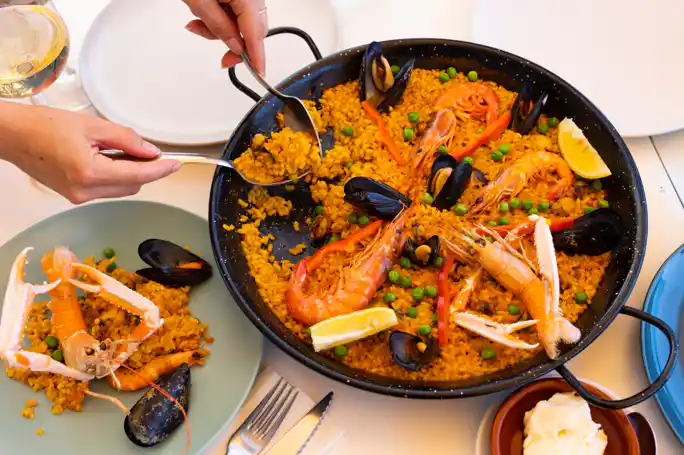 Barcelona: Private Evening Cruise with Dinner and Drinks