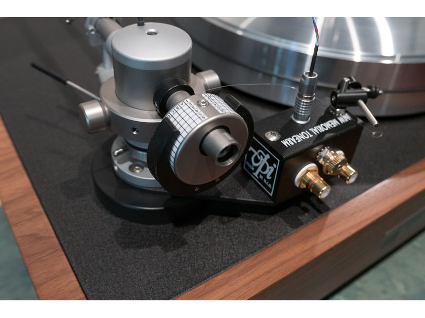 VPI Industries Classic 30th Anniversary with $700 in Accessories
