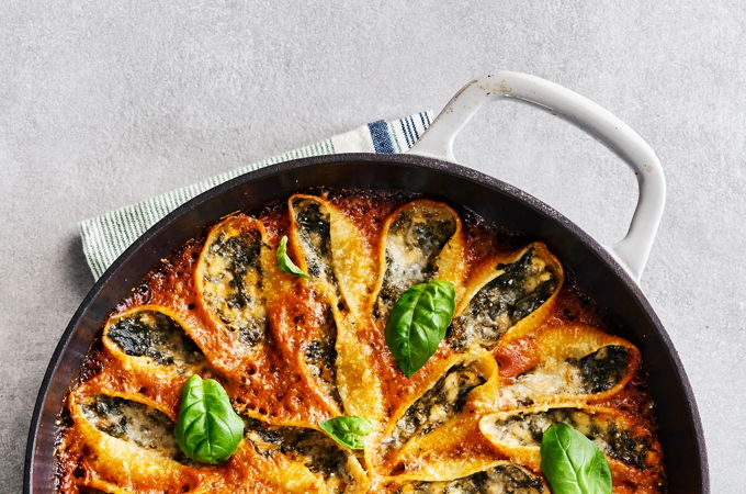 Coquilles farcies au fromage cottage et aux épinards, sauce aux poivrons rôtis