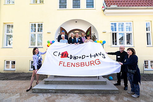  Hamburg
- Bei der Eröffnung war neben der stellvertretenden Geschäftsführerin von pro familia Schleswig-Holstein, Dagmar Steffensen, u.a. auch die Geschäftsführerin von Childhood Deutschland, Dr. Astrid Helling-Bakki, dabei.