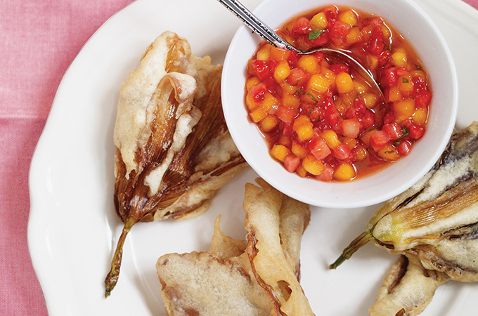 Beignets d'hémérocalles et salsa de fraises et de mangue