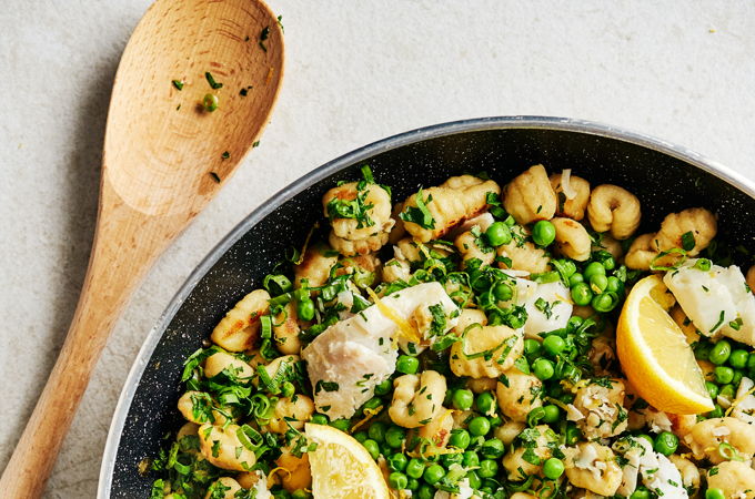 Gnocchis à la morue, aux oignons verts et aux petits pois