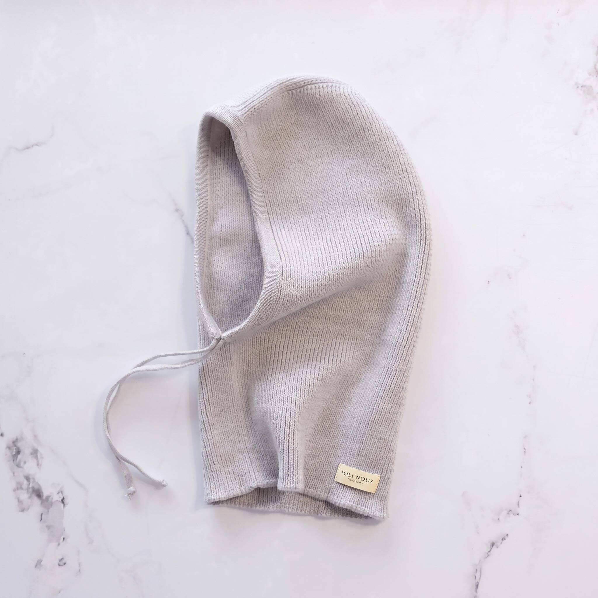 foulard pois bleu blanc élégant de la marque suisse Joli Nous, un accessoire premium pour bébé, alliant design raffiné et qualité exceptionnelle OEKO-TEX GOTS