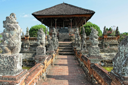 balinese statue at gili kerta gosa park.jpg
