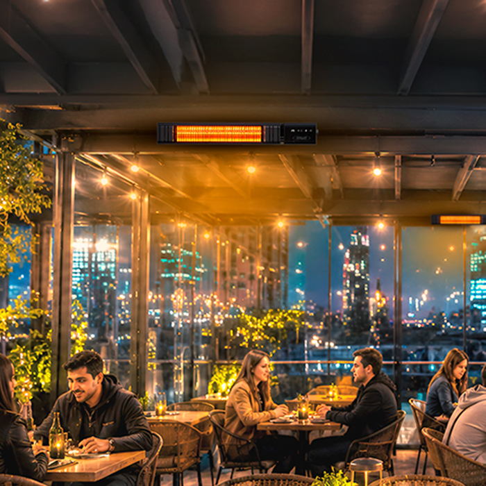 Calefactor de terraza de muro ANWO en la terraza de un restobar con clientes cenando de noche