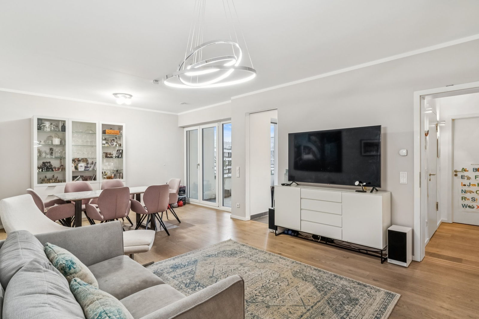 Exclusive living in Frankfurt's Westend: elegant 4-room apartment with balcony near the Palm Garden &amp; downtown