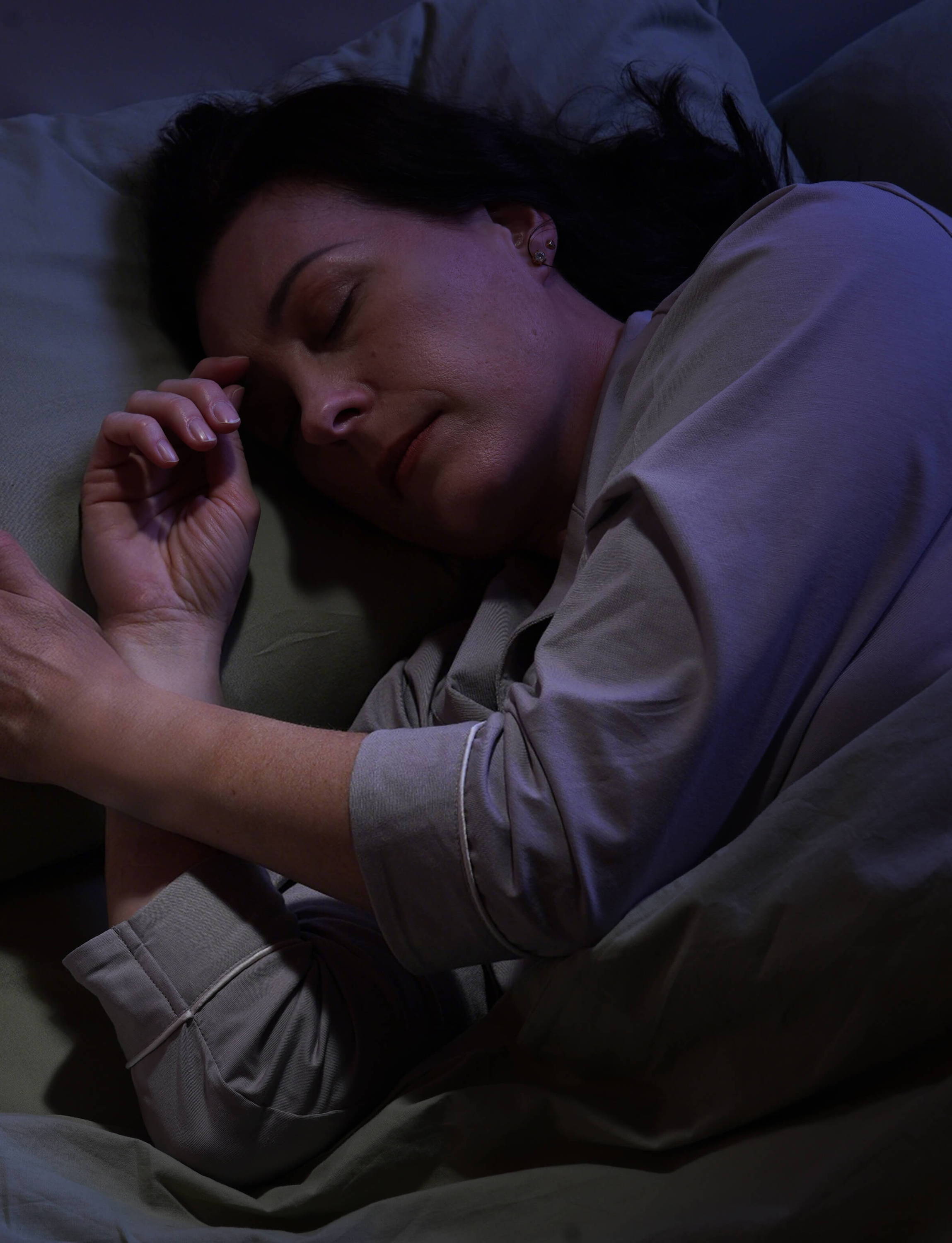 Woman sleeping with Wellue O2Ring-S smart ring