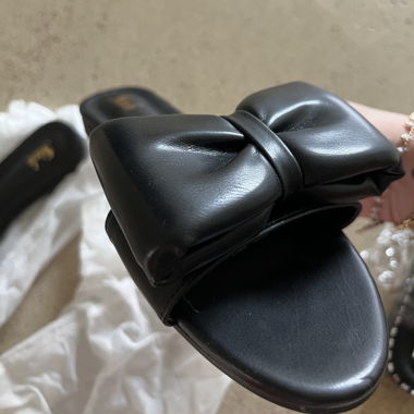 Sandalen in Schwarz mit Schleife 