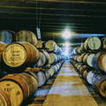 Chai traditionnel Dunnage Warehouse rempli de fûts de whisky en bois dans la distillerie Highland Park dans l'archipel des Orcades Orkney d'Ecosse