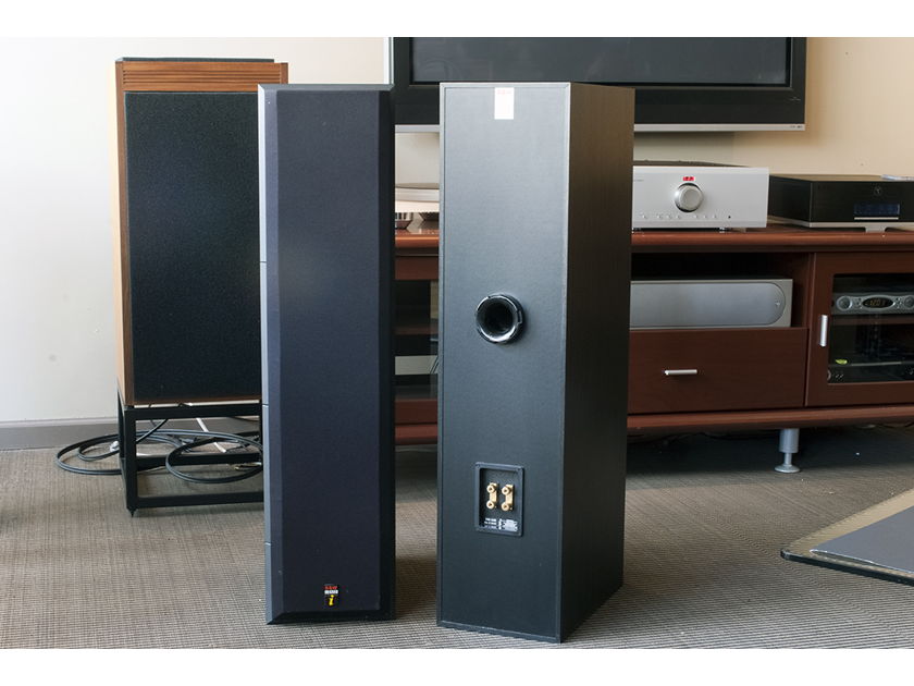 B&W DM640i Floorstanding Speaker