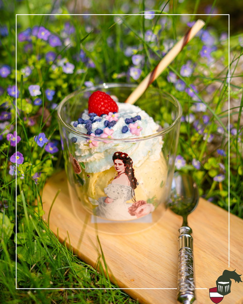 💛 Manchmal sind es genau diese kleinen Augenblicke, die einen Urlaub unvergesslich machen. 💛

Der "Sissi-Becher" 
Vanilleeis mit Veilchenlikör und karamellisierten Veilchen. 🍨

Bis bald! Hier im @zum.ritter 💚🏡

Deine Gastgeberfamilien Fuchs und Sonnw