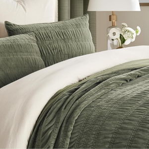 EVERGRACE Velvet Quilt Queen Size, Luxury Velvet Bedding Set, Ultra Soft Quilt Sets, Lightweight Velvet Comforter, Textured Ruched Velvet Bedspread Coverlet with 2 Shams for All Season, Olive Green