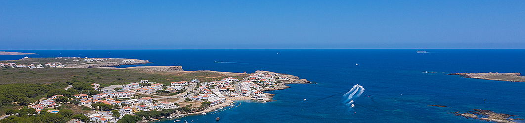  Mahón
- Na Macaret est la plage urbaine. Située entre la Cala Molí et Punta des Nous Corns. Ce petit coin de côte fait partie du port d'Addaia, et il est situé à 12 kilomètres d'Alaior et à 17 kilomètres d’es Mercadal,