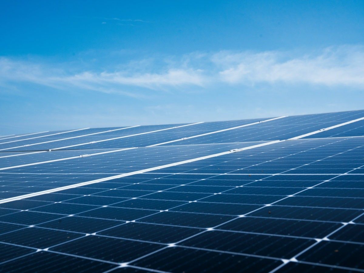 Photovoltaik mit Speicherlösungen für Strom rund um die Uhr.