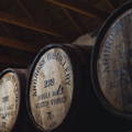 Chai traditionnel Dunnage Warehouse rempli de fûts de whisky en bois de la distillerie Ardross dans les Highlands du nord-ouest d'Ecosse