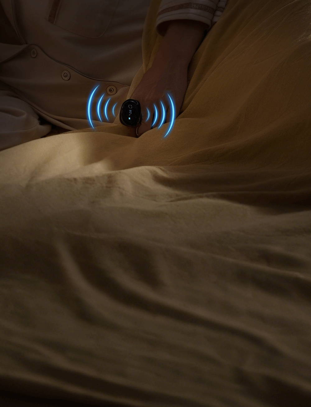 Person sleeping with Wellue O2Ring-S vibrating gently for low oxygen alert