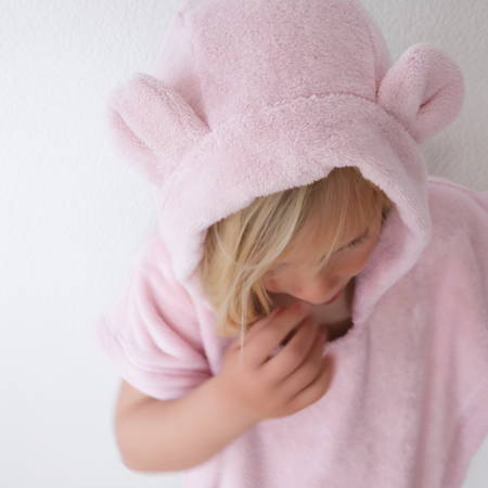 Poncho de bain enfant en coton bio certifié GOTS avec capuche, tissu éponge doux et absorbant rose clair