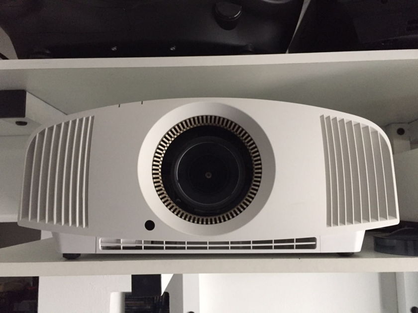 Sony VPL-VW520ES 4K HDR Projector