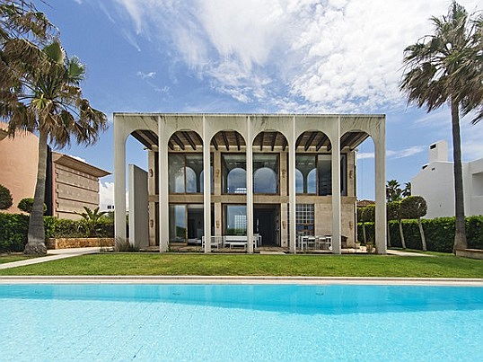  Islas Baleares
- Vistas de la imponente fachada de una villa de diseño en Son Veri, Llucmajor, Mallorca