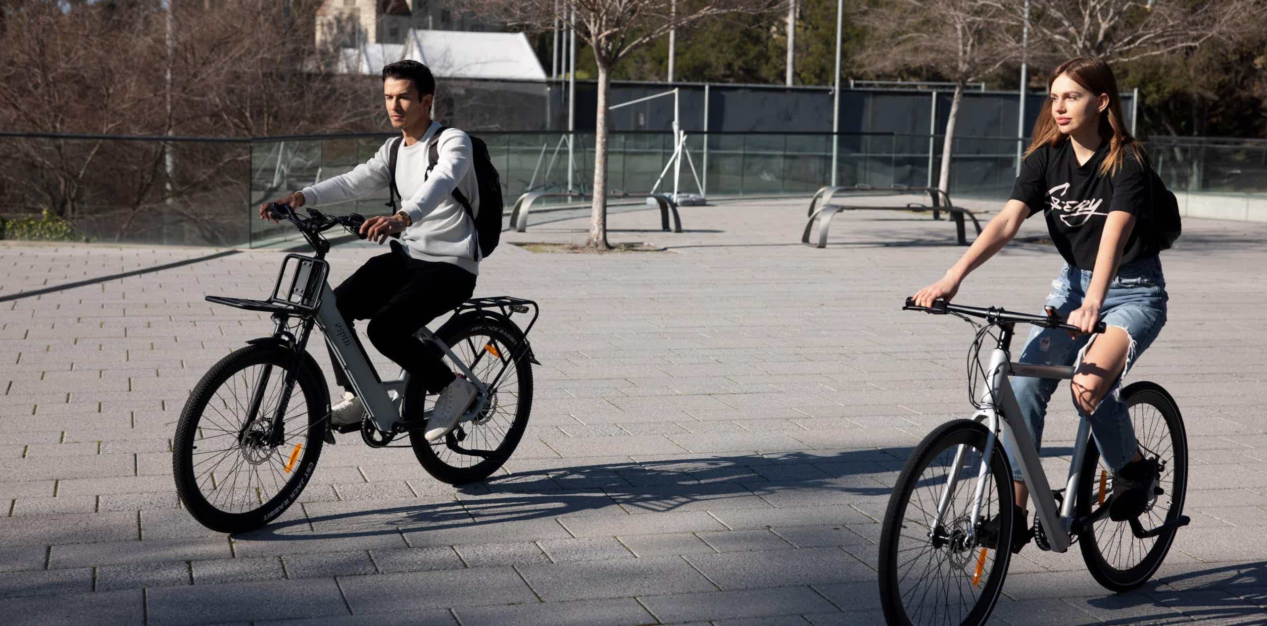 Imagen de recurso de dos personas rodando con sus e-bikes.