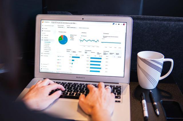 SMS vs. Email for B2B Sales: A Data-Driven Channel Comparison