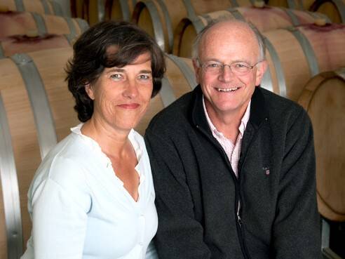 Gérard Constant et Denise Duquesnoy, vignerons du Domaine Constant-Duquesnoy à Vinsobres, reconvertis vignerons en 2004. Gérard Constant et Denise Duquesnoy, vignerons à Vinsobres