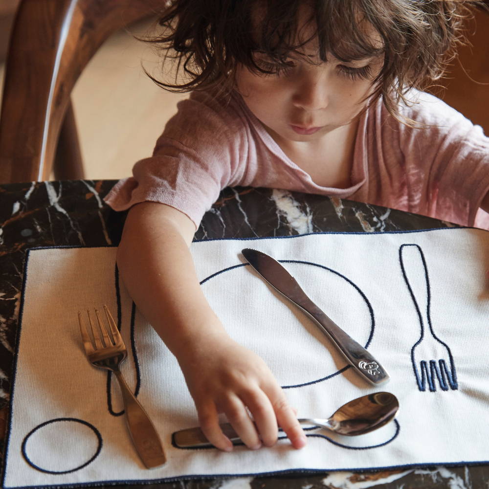 Un set de table brodé pour enfant qui permet l'auto-correction