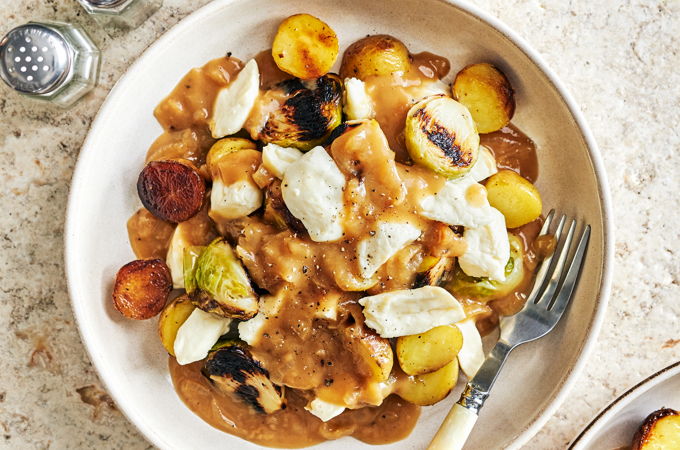 Poutine aux pommes de terre grelots et aux choux de Bruxelles