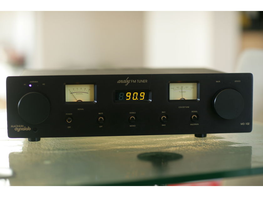 Magnum Dynalab  MD 102 Tuner and ST-2 Antenna in Pristine Condition
