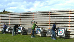 bester geburtstagde erlebnisräume bogenschießen ziele pfeile sammeln wand kinder